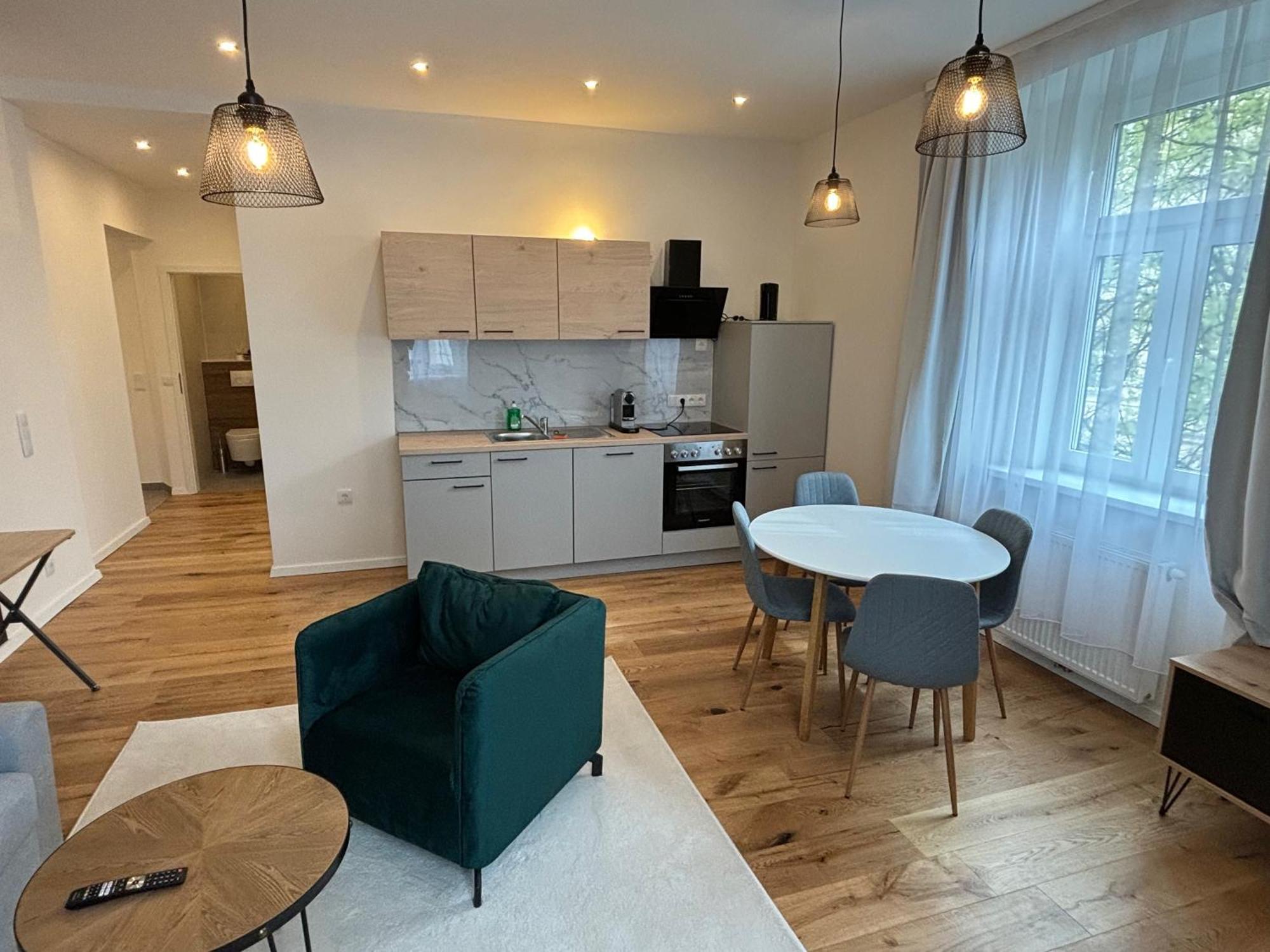 Altbauwohnung Mit Charme - Selbst Check In - Queensize Bett Viena Exterior foto